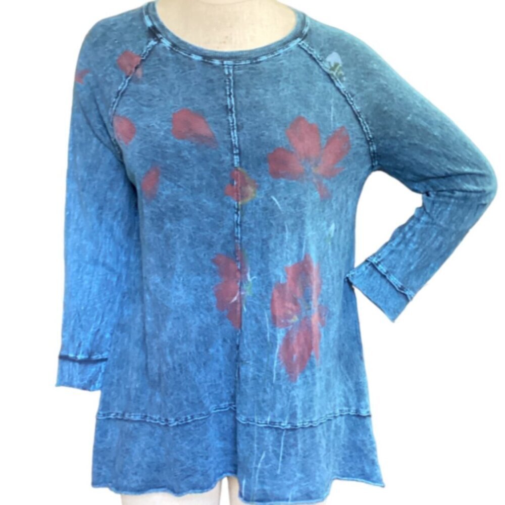 Jess & Jane Mineral Wash‎ Blue with Red Flower Raw Hem Relaxed Tee Top Sz M 166D
